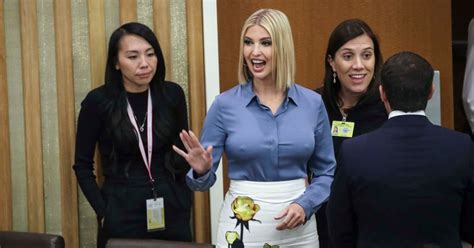 Ivanka Trump suffers awkward wardrobe malfunction。